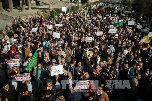 Người dân tuần hành ủng hộ Chính phủ tại Tehran, Iran ngày 30/12/2017. Ảnh: AFP/TTXVN