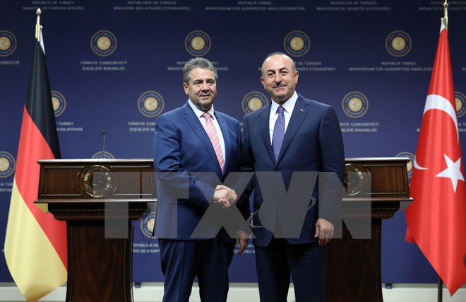 Ngoại trưởng Thổ Nhĩ Kỳ Mevlut Cavusoglu (phải) và người đồng cấp Đức Sigmar Gabriel tại cuộc họp báo ở Ankara ngày 5/6/2017. (Nguồn: AFP/TTXVN)