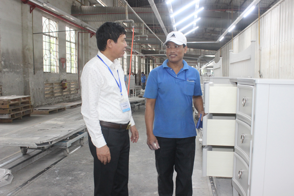 Chủ tịch Liên đoàn Lao động huyện Trảng Bom Lê Đức Thụy (trái) thăm hỏi tình hình sản xuất và nắm bắt tâm tư, nguyện vọng của người lao động Công ty TNHH San Lim Furniture Việt Nam (Khu công nghiệp Bàu Xéo, huyện Trảng Bom) nhân dịp tết cận kề.