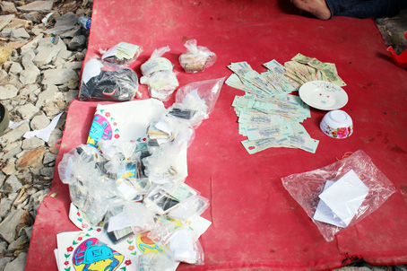 Công an thu giữ tang vật trong vụ đánh bạc ở phường Tân Biên.