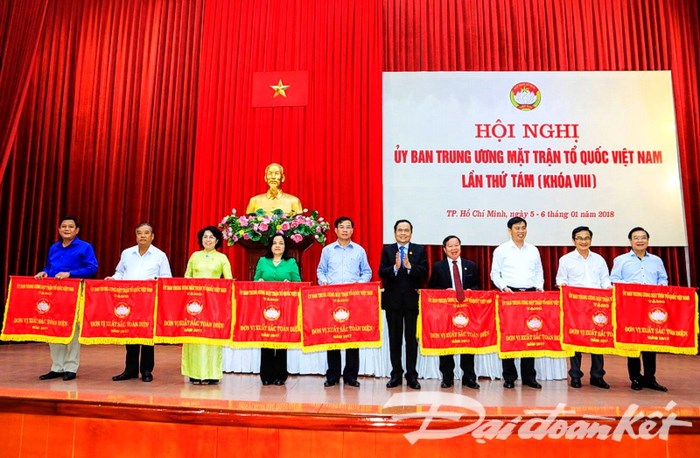 Chủ tịch Trần Thanh Mẫn trao tặng cờ và bằng khen cho các đơn vị xuất sắc toàn diện. Ảnh: Quang Vinh.