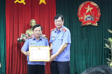 Đồng chí Trần Công Phàn, Phó viện trưởng Viện kiểm sát nhân dân Tối cao trao danh hiệu tập thể lao động xuất sắc cho đại diện Viện kiểm sát nhân dân tỉnh.