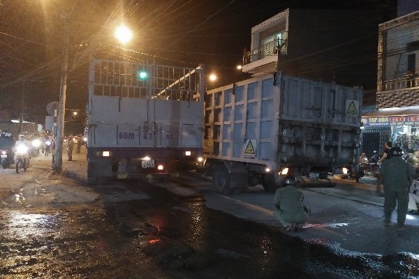 Chiếc xe tải 60M-4362 vượt ẩu bên trái nên đã máng vào chiếc xe tải 60C-126.88 đang dừng đèn đỏ và tông ngã xe máy.