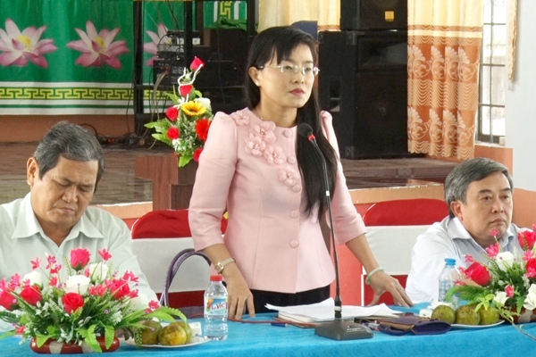Bí thư Huyện ủy Bùi Thị Bích Thủy phát biểu tại hội nghị tọa đàm
