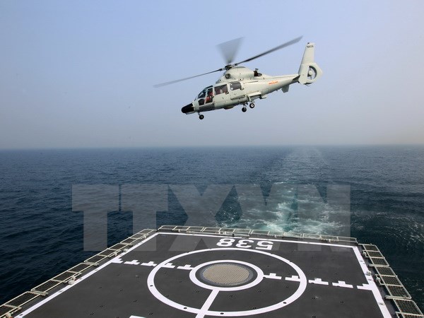 Máy bay trực thăng cất cánh từ tàu sân bay của hải quân Trung Quốc tham gia cuộc diễn tập tại Thanh Đảo ngày 23/4. (Nguồn: THX/TTXVN)