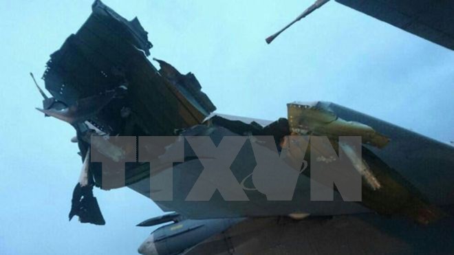 Một máy bay bị hư hỏng sau vụ tấn công của phiến quân nhằm vào căn cứ không quân Hmeimim. (Nguồn: AFP/TTXVN)