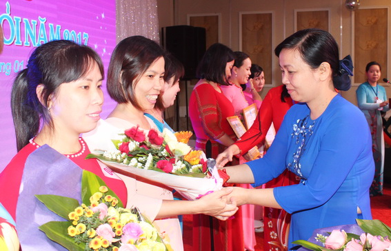 Đồng chí Lê Thị Cát Hoa, Phó trưởng ban Tuyên giáo Tỉnh ủy trao hoa cho các thí sinh đoạt giải 