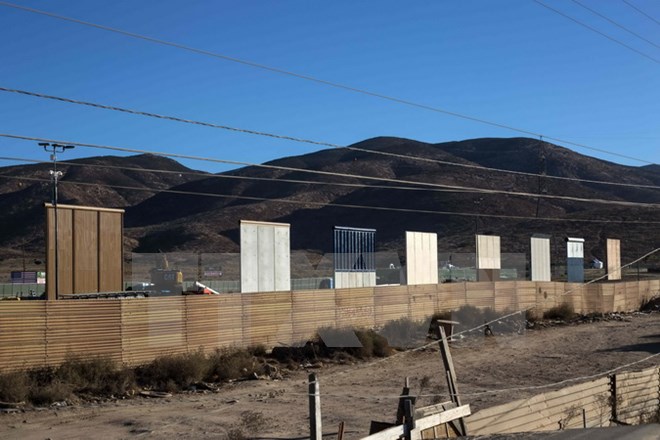 Các mẫu tường biên giới được dựng tại thành phố San Diego, bang California, Mỹ. (Nguồn: AFP/TTXVN)