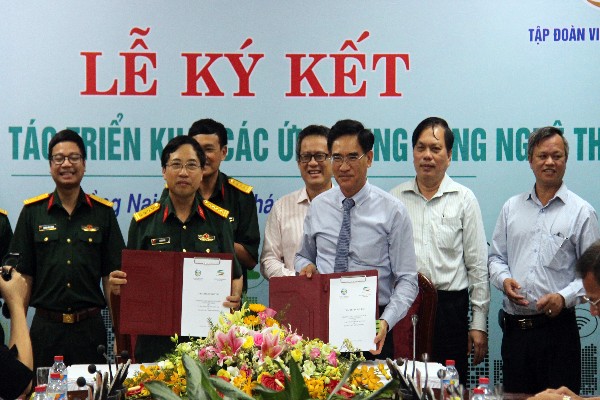  Phó chủ tịch UBND tỉnh Trần Văn Vĩnh và đại tá Hoàng Sơn, Phó tổng giám đốc Tập đoàn Viettel ký kết biên bản hợp tác.