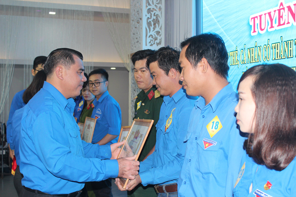 Đồng chí Nguyễn Cao Cường, Bí thư Tỉnh đoàn trao bằng khen của Trung ương Đoàn cho các tập thể, cá nhân đạt thành tích xuất sắc trong năm 2017 