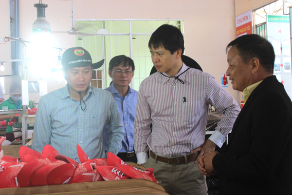 Tổ làm việc thăm Công TNHH Nam Bình Minh (xã Phú Lý) doanh nghiệp đóng góp nhiều cho phong trào xây dựng nông thôn mới tại địa phương