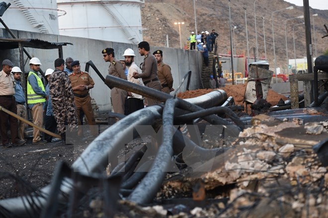 Cảnh đổ nát tại một trạm xăng ở Najran, Saudi Arabia sau khi bị trúng tên lửa phóng từ Yemen, ngày 27/8/2016. (Nguồn: AFP/TTXVN)