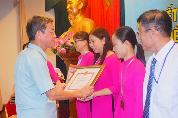 Chủ tịch UBND tỉnh Đinh Quốc Thái tặng Bằng khen của UBND tỉnh cho các cá nhân có thành tích xuất sắc trong năm 2017.