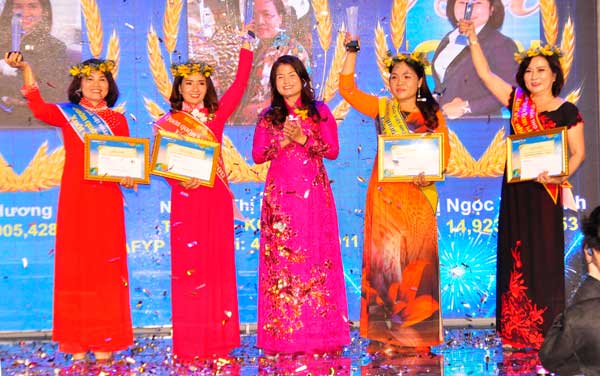 Chú thích ảnh: Bà Lê Thị Minh Phượng, Giám đốc Công ty Bảo Việt nhân thọ Đồng Nai trao Cup cho các ban nhóm và tư vấn viên suất sắc.