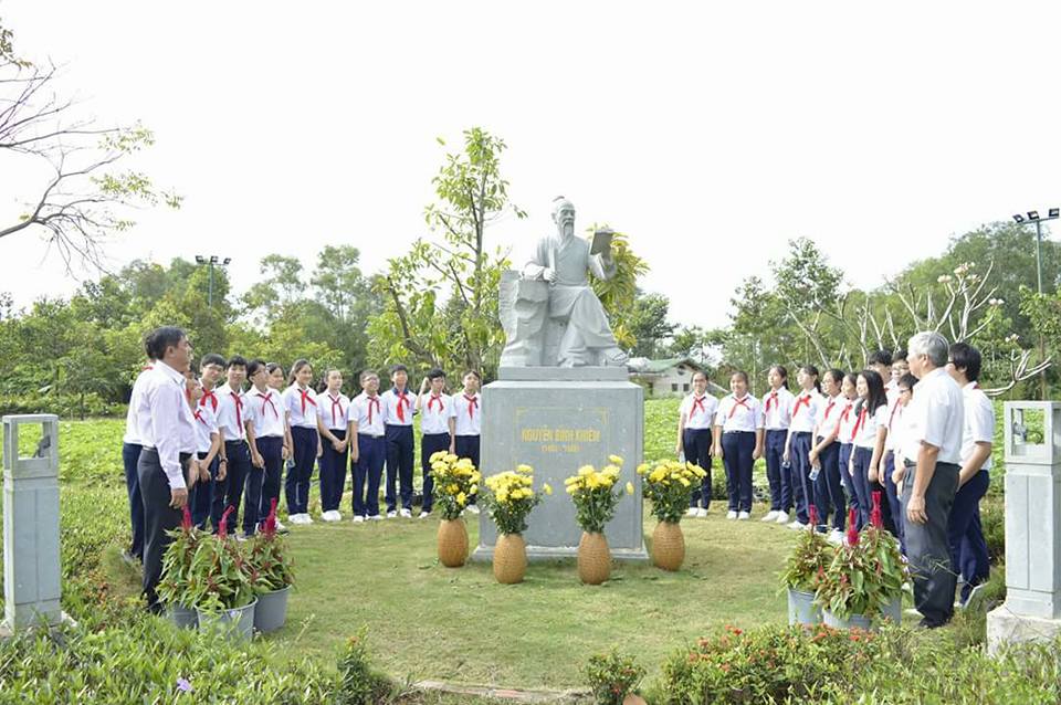 Thầy và trò Trường THCS Nguyễn Bỉnh Khiêm dâng hoa lên tượng danh nhân văn hóa Nguyễn Bỉnh Khiêm