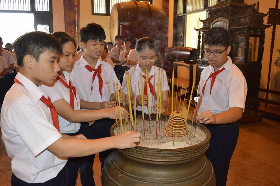 Các học sinh Trường THCS Nguyễn Bỉnh Khiêm dâng hương tại Văn miếu Trấn Biên