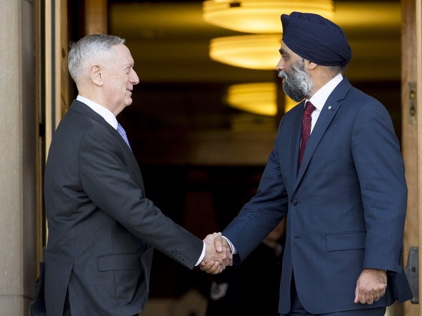 Bộ trưởng Quốc phòng Canada Harjit S. Sajjan (phải) và người đồng cấp Mỹ James Mattis. (Nguồn: National Post)