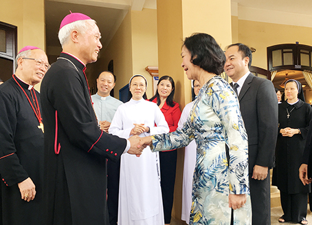 Đồng chí Trương Thị Mai, Ủy viên Bộ Chính trị, Bí thư Trung ương Đảng, Trưởng ban Dân vận Trung ương, đã đến thăm các giám mục Tòa Giám mục Xuân Lộc dịp Giáng sinh 2017.