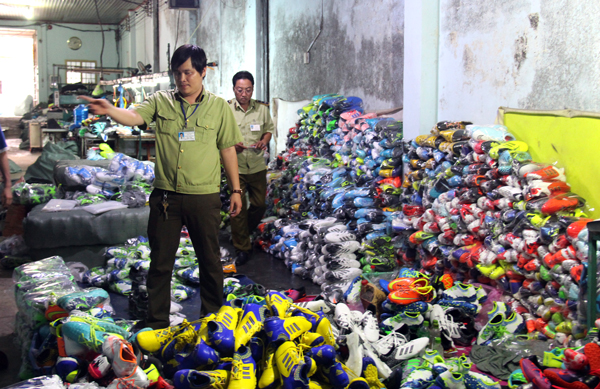 Đội Quản lý thị trường cơ động (thuộc Chi cục Quản lý thị trường Đồng Nai) kiểm tra cơ sở sản xuất giày Công ty TNHH Thương mại - dịch vụ Vũ Hồng Niên (xã Hố Nai 3, huyện Trảng Bom).