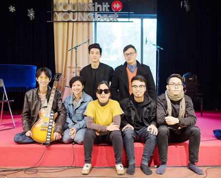 Ca sĩ Mỹ Linh (ngồi giữa) với ban nhạc Jazz Glory.