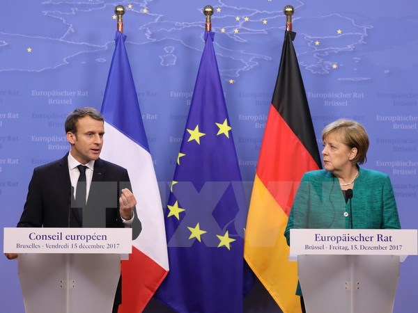 Tổng thống Pháp Emmanuel Macron (trái) trong cuộc họp báo chung với Thủ tướng Đức Angela Merkel tại Hội nghị thượng đỉnh EU ở Brussels (Bỉ) ngày 15/12/2017. (Nguồn: AFP/TTXVN)