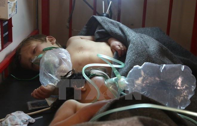 Trẻ em được điều trị tại một bệnh viện ở Maaret al-Noman, tỉnh Idlib ngày 4/4, sau khi có những dấu hiệu nghi phơi nhiễm chất độc sarin. (Nguồn: AFP/TTXVN)