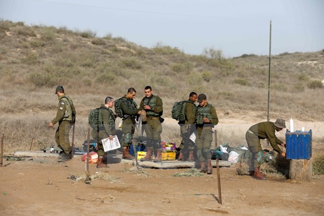 Quân đội Israel triển khai tại khu vực biên giới với Dải Gaza ngày 13/11/2017. (AFP/TTXVN)