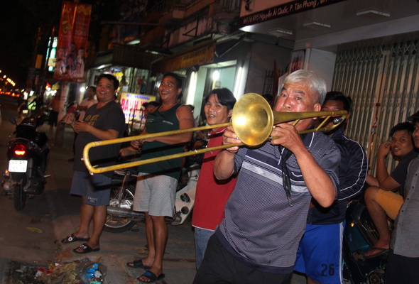 Nhiều người dân hát mừng sau chiến thắng của đội U23 Việt Nam ở khu vực gần cầu Tân Hiệp.