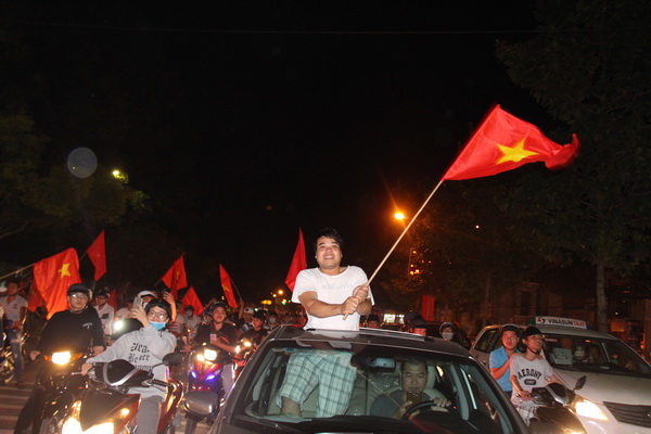 Dòng người háo hừng ăn mừng chiến thắng của U23 Việt Nam trên đường Nguyễn Ái Quốc
