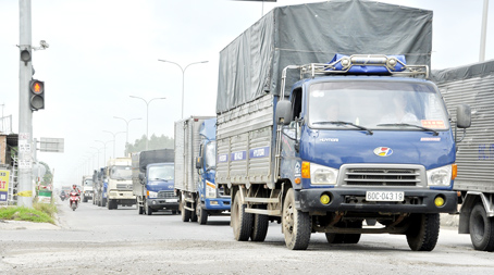 Tình hình lưu thông qua đường Võ Nguyên Giáp đã ổn định và trật tự hơn khi xe tải chở vật liệu xây dựng đi vào đường chuyên dùng.