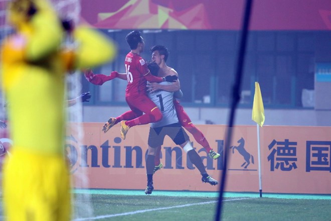 Niềm vui của cầu thủ U23 Việt Nam sau loạt sút luân lưu 11m, với chiến thắng 5-3 trước U23 Iraq, giành quyền vào Bán kết U23 châu Á 2018. (Ảnh: Hoàng Linh/TTXVN)