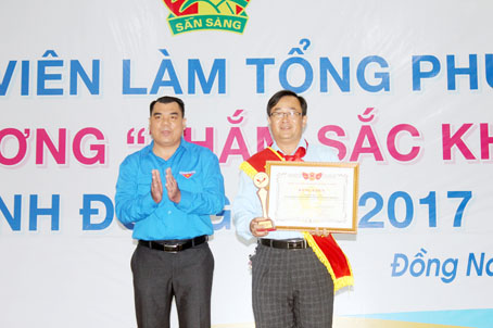 Anh Nguyễn Cao Cường, Bí thư Tỉnh đoàn, trao bằng khen và biểu trưng cho anh Nguyễn Quốc Việt (phải) trong chương trình gặp mặt giáo viên làm tổng phụ trách Đội tỉnh.