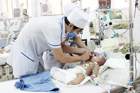 Điều dưỡng Khoa Hồi sức tích cực - chống độc Bệnh viện nhi đồng Đồng Nai đang chăm sóc cho một bé bị viêm phổi nặng phải thở máy. Ảnh: A.Thư