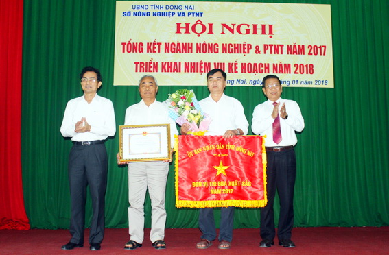  Phó chủ tịch UBND tỉnh Võ Văn Chánh tặng cờ thi đua của UBND tỉnh cho tập thể đạt thành tích xuất sắc năm 2017.