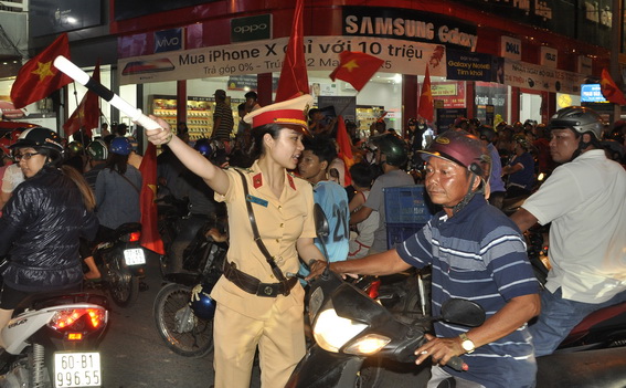 Lực lượng cảnh sát giao thông Công an TP.Biên Hòa điều tiết giao thông tại khu vực ngã tư Vincom vào đêm 23-1.
