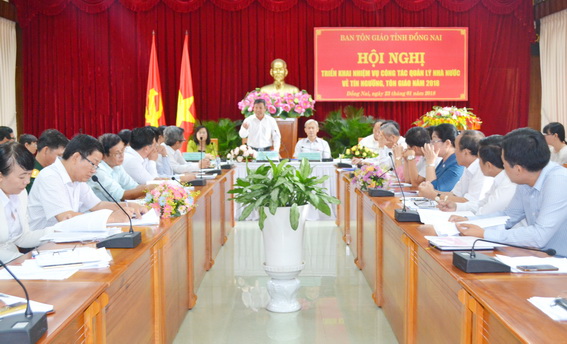 Đồng chí Hồ Thanh Sơn, Trưởng ban Dân vận Tỉnh ủy trao đổi tại hội nghị. 