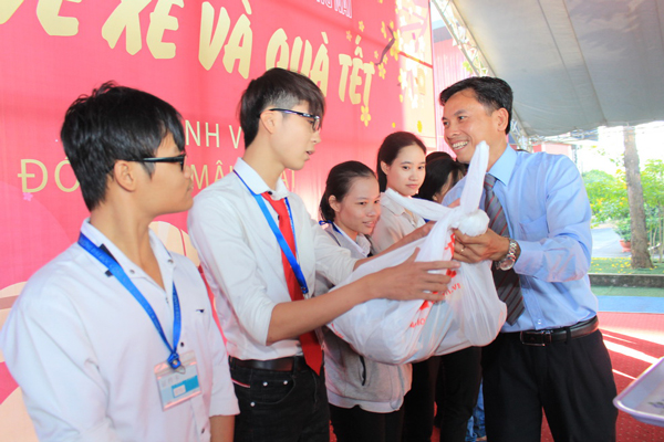2.Ông Nguyễn Ngọc Tuấn, Phó Chủ tịch Hội Xuất nhập khẩu Đồng Nai tặng quà tết cho sinh viên