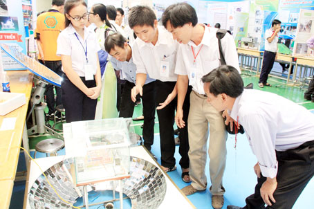 Nhóm học sinh Trường THPT Thống Nhất A (huyện Trảng Bom) với mô hình máy sấy nông sản bằng năng lượng mặt trời. Ảnh: c.nghĩa
