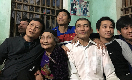 Ông Bùi Văn Khánh (áo trắng) - cha thủ thành Tiến Dũng cùng người thân theo dõi con trai thi đấu.