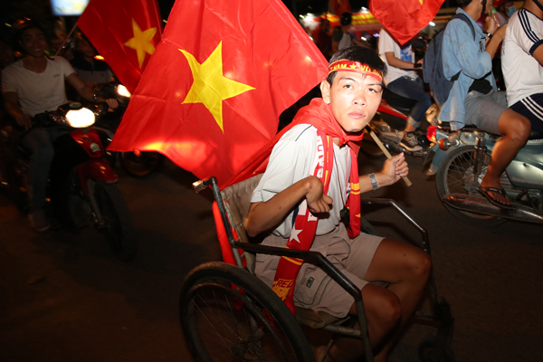 Người khuyết tật cũng tham gia diễu hành ăn mừng chiến thắng  (1)