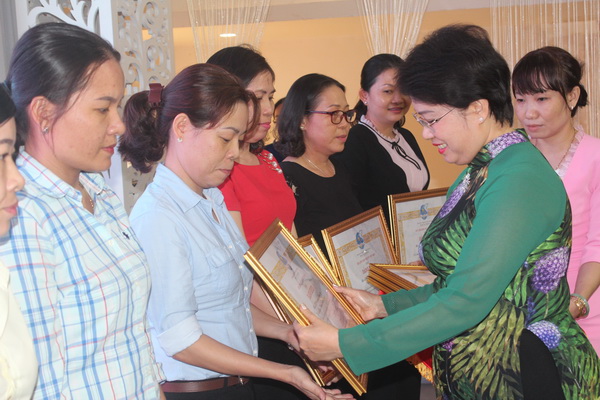 Đồng chí Phan Thị Mỹ Thanh, Phó bí thư Tỉnh ủy trao bằng khen của Trung ương Hội Liên hiệp phụ nữ cho các tập thể