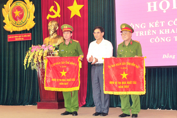 Ủy viên Ban Thường vụ Tỉnh ủy, Phó Chủ tịch UBND tỉnh Trần Văn Vĩnh trao cờ thi đua của UBND tỉnh cho 2 tập thể 