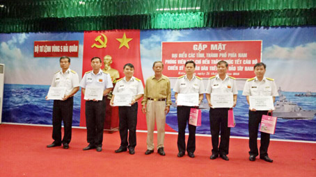 Phó chủ tịch Ủy ban MTTQ tỉnh Nguyễn Văn Dũng đại diện tỉnh Đồng Nai trao quà hỗ trợ các đơn vị, địa phương.