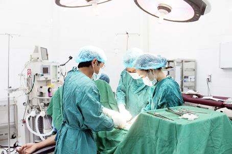 Các bác sĩ Khoa Ngoại tổng quát Trung tâm y tế huyện Nhơn Trạch đang thực hiện một ca phẫu thuật. Ảnh: Đ.Ngọc