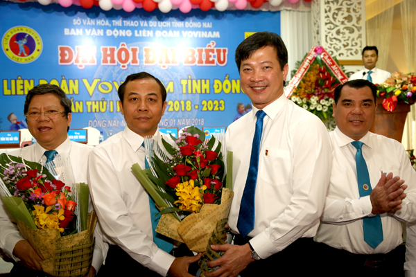 Chủ tịch Liên đoàn Vovinam thế giới, Chủ tịch Liên đoàn Vovinam Việt Nam Mai Hữu Tín tặng hoa chúc mừng ban chấp hành Liên đoàn Vovinam tỉnh nhiệm kỳ I.