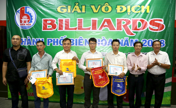 Ban tổ chức trao giải cho các tay cơ đoạt thứ hạng.