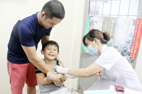 Phụ huynh chú ý tiêm ngừa đầy đủ vaccine ngừa bệnh cho trẻ.Trong ảnh: Trẻ được tiêm vaccine ngừa cúm tại Trung tâm y tế dự phòng Đồng Nai. Ảnh: A.Thư