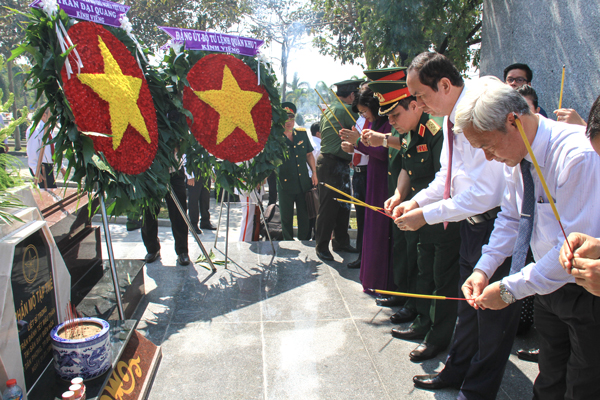 Chủ tịch nước Trần Đại Quang và các đại biểu viếng mộ tập thể các liệt sĩ hy sinh tại Sân bay Biên Hòa năm 1968.