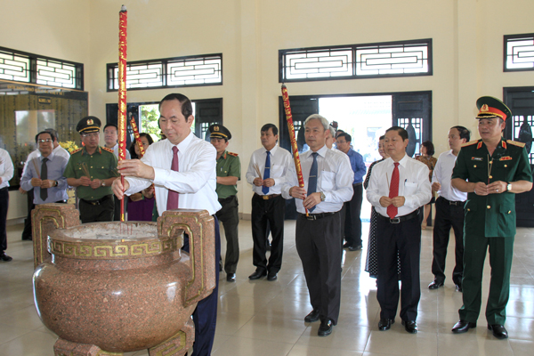 Chủ tịch nước Trần Đại Quang viếng đền thờ liệt sĩ tỉnh năm trong Nghĩa trang liệt sĩ tỉnh