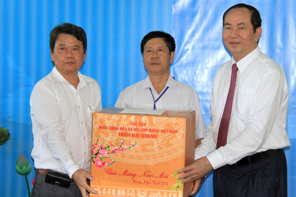 Chủ tịch nước Trần Đại Quang tặng quà cho Ban quản lí nghĩa trang liệt sĩ tỉnh